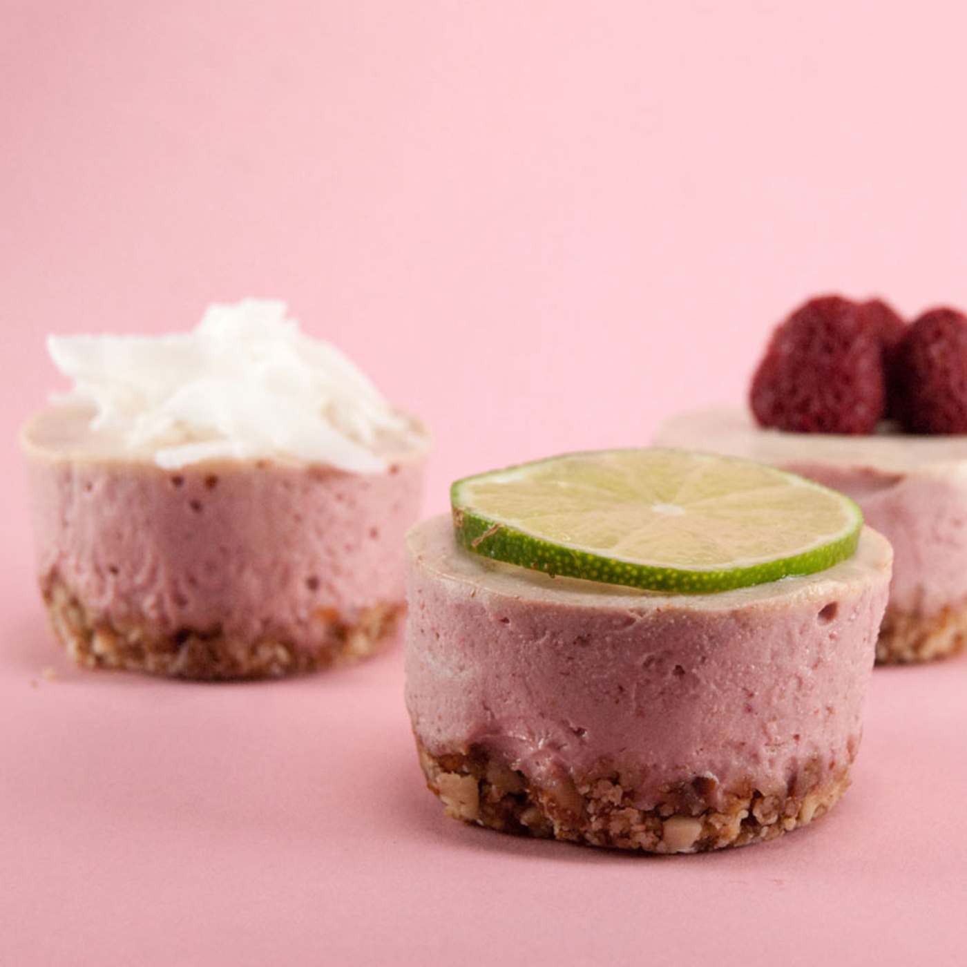 Veganer Käsekuchen mit RAWBITE und einer frischen Limetten-Kokos Note
