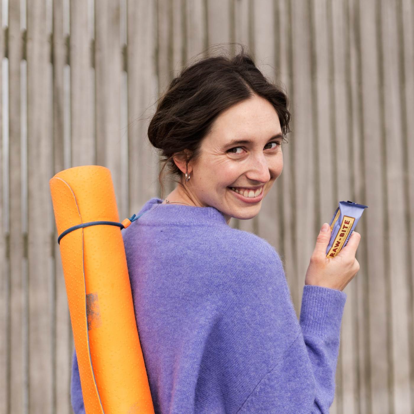 Mädchen mit Yoga Matte und RAWBITE Vanilla Berries