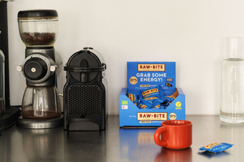 RAWBITE Protein Smooth Cacao Office Box mit Kaffee